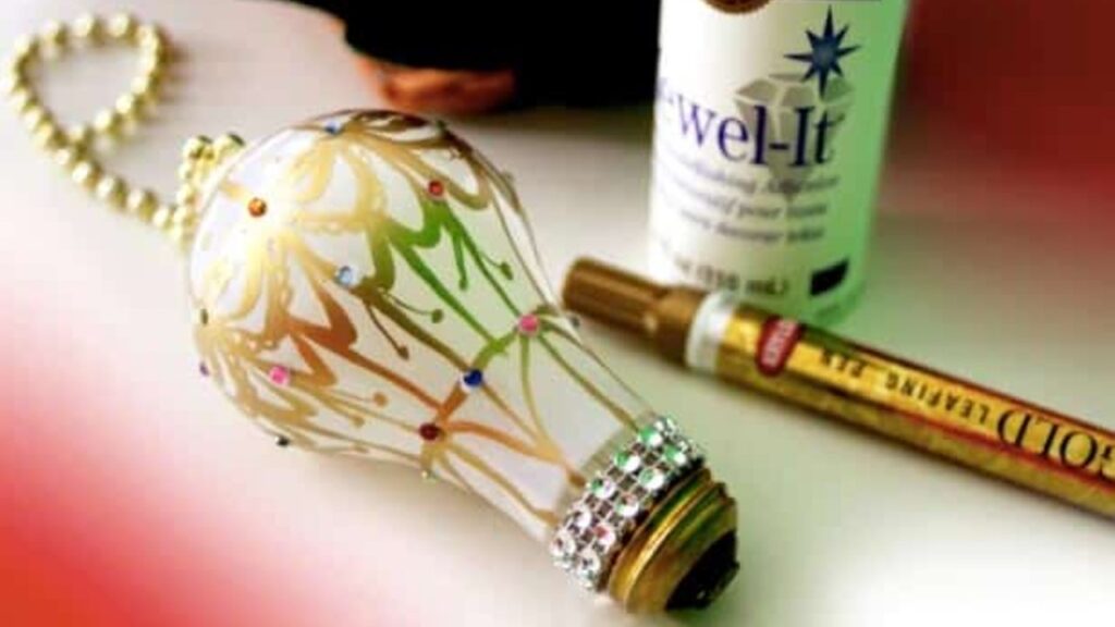 Finished She Makes A Super Cool Hot Air Balloon Ornament Out Of A Light Bulb (Watch!), a completed DIY project