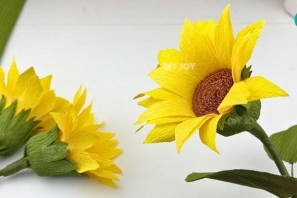 DIY Sunflower Crepe Paper for Beginners — easy step-by-step DIY tutorial.