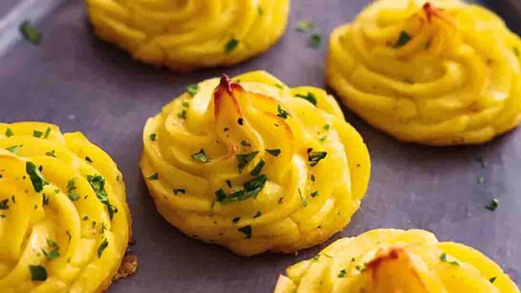 Easy Duchess Potatoes, homemade and freshly served