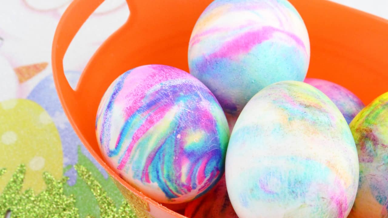 Easter egg decorating ideas — cool whip dyed easter eggs, easy egg dyeing tutorial