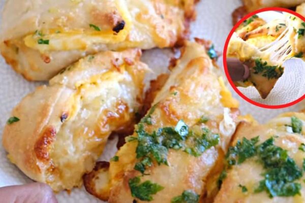 Easy and Cheesy Garlic Butter Bread Bites, homemade and freshly served