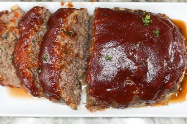 Easy and Juicy Meatloaf, homemade and freshly served