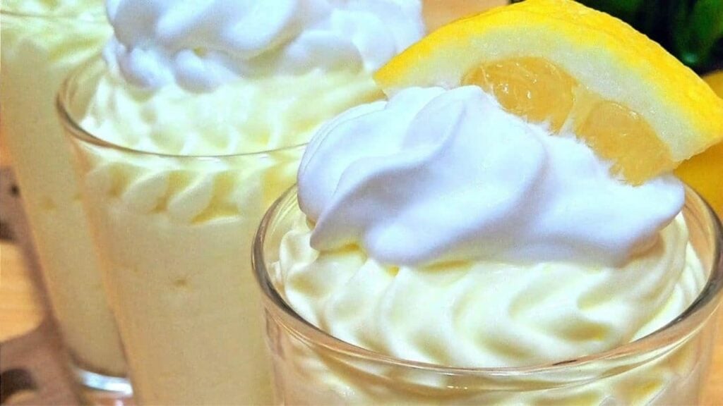 Easy and Light Lemon Mousse, homemade and freshly served