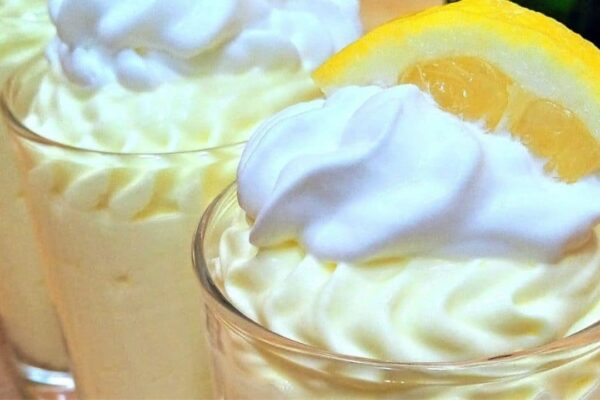Easy and Light Lemon Mousse, homemade and freshly served
