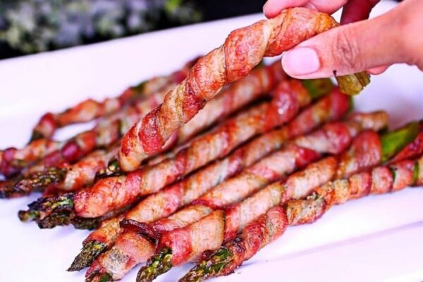 Easy 20-Minute Bacon-Wrapped Asparagus, homemade and freshly served
