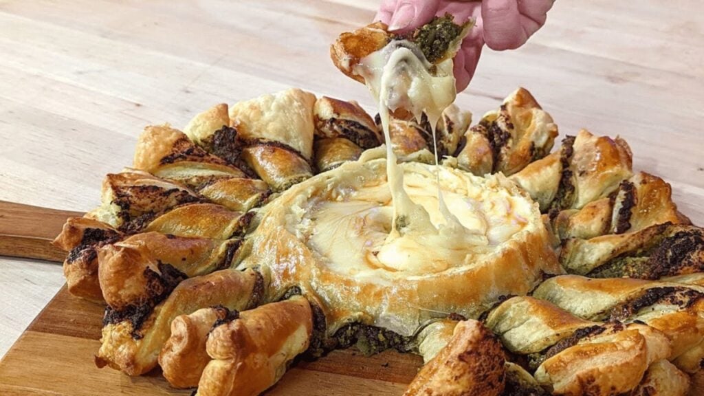Easy Baked Brie Wreath, homemade and freshly served