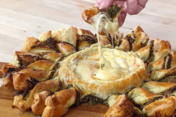 Easy Baked Brie Wreath, homemade and freshly served