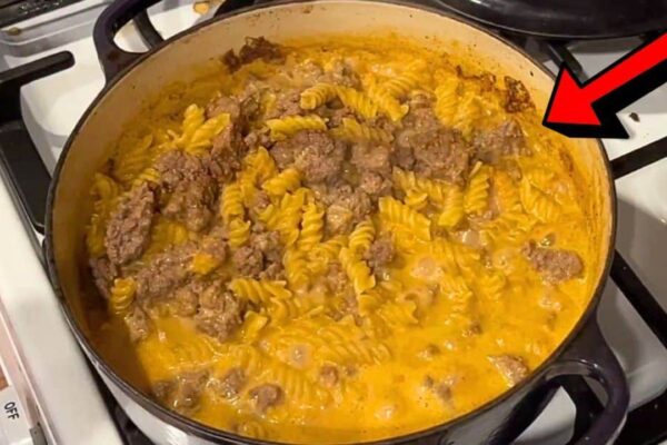 Super Easy Stovetop Cheeseburger Macaroni, homemade and freshly served