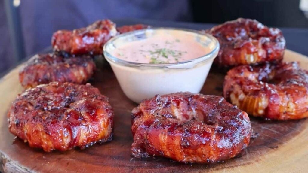 Easy Burger Onion Rings With Cheese, homemade and freshly served