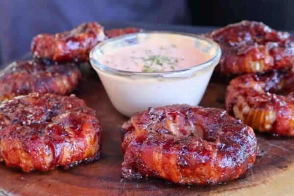 Easy Burger Onion Rings With Cheese, homemade and freshly served