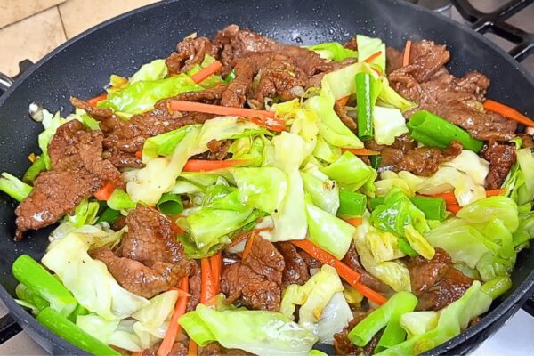 Easy Cabbage and Beef Stir-Fry, homemade and freshly served