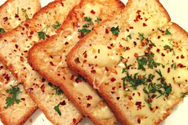 Quick & Easy 10-Minute Cheese Garlic Bread, homemade and freshly served
