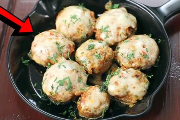 Easy-to-Make Cheesy Stuffed Mushrooms, homemade and freshly served