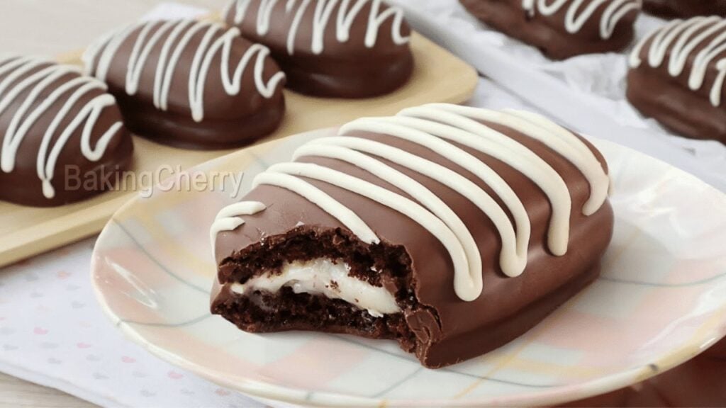 Easy Chocolate-Covered Mini Cakes, homemade and freshly served