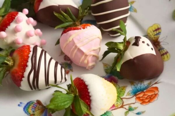 Easy Chocolate Covered Strawberries