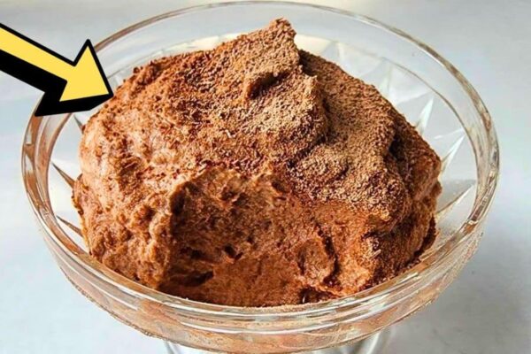 Easy 2-Ingredient Chocolate Mousse in 5 Minutes, homemade and freshly served