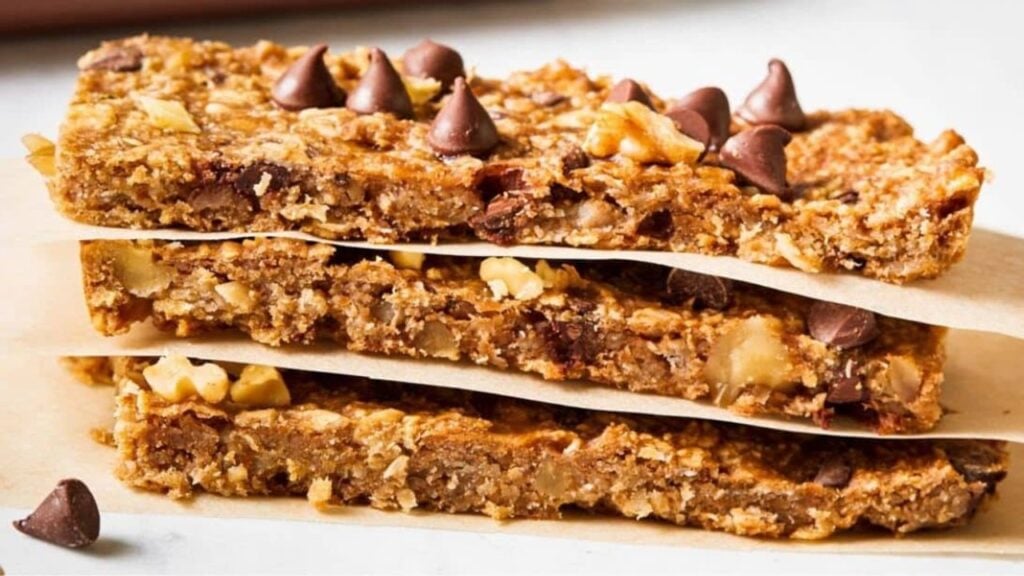 5-Ingredient Chocolate Oatmeal Energy Bars, homemade and freshly served