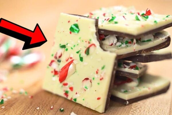 Easy 4-Ingredient Peppermint Bark, homemade and freshly served