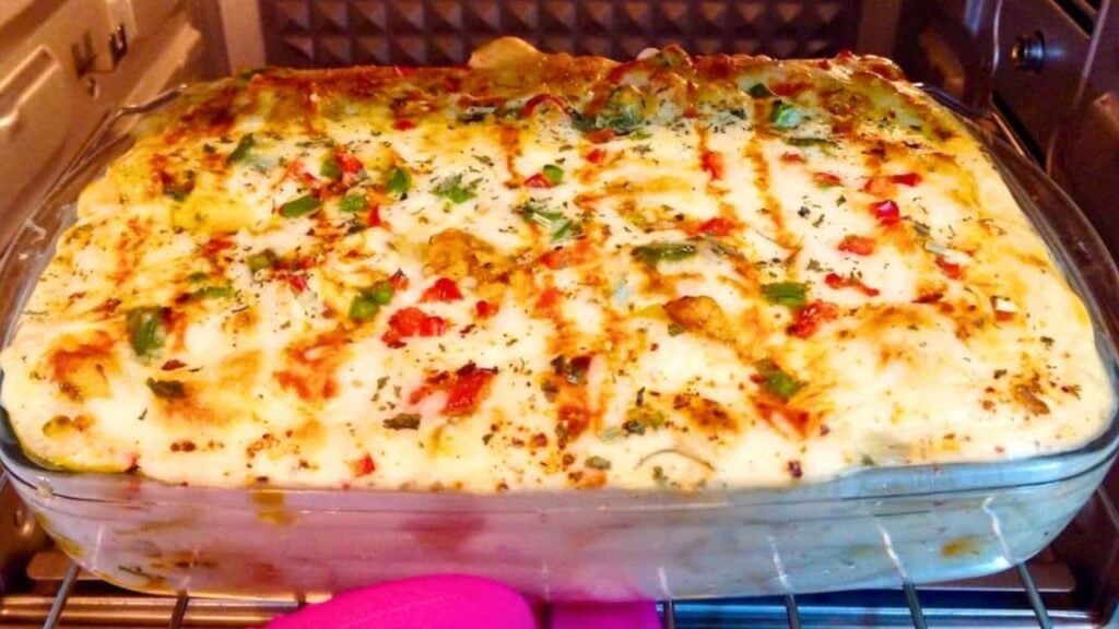 Easy-to-Make Creamy Chicken & Pasta Bake, homemade and freshly served