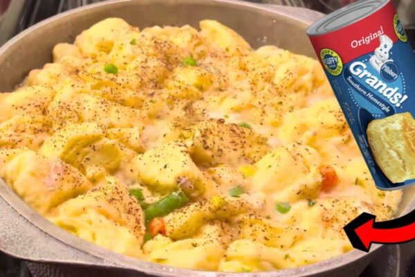 Easy-to-Make Creamy Chicken Pot Pie Soup, homemade and freshly served