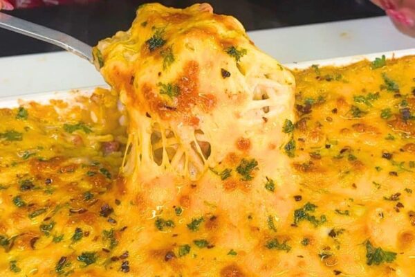 Easy Creamy Chicken Spaghetti, homemade and freshly served