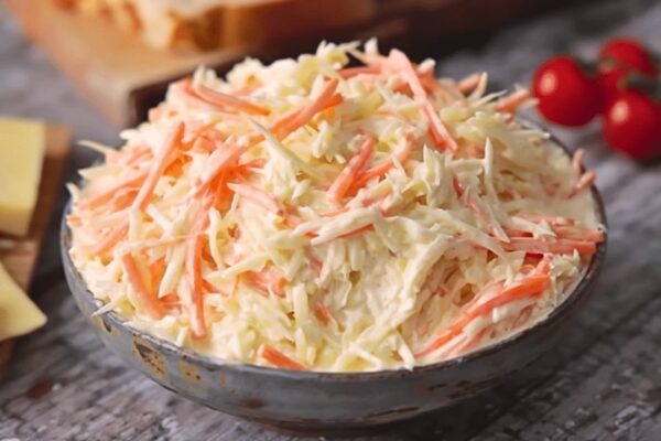Easy 5-Minute Creamy Coleslaw, homemade and freshly served