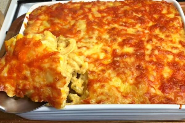 Super Easy Creamy Macaroni & Cheese, homemade and freshly served