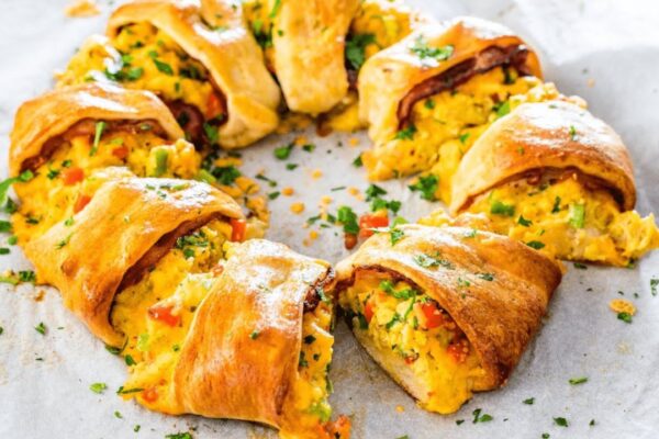 Easy Crescent Bacon Breakfast Ring, homemade and freshly served