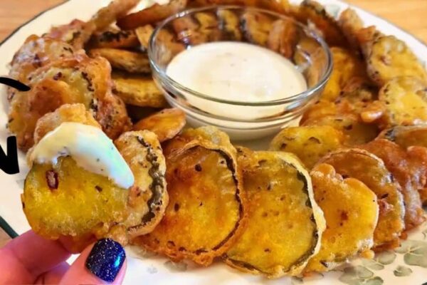 Super Easy & Crispy Fried Pickles, homemade and freshly served