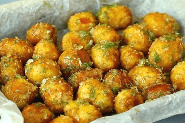 Easy Crispy Garlic Butter Potatoes, homemade and freshly served