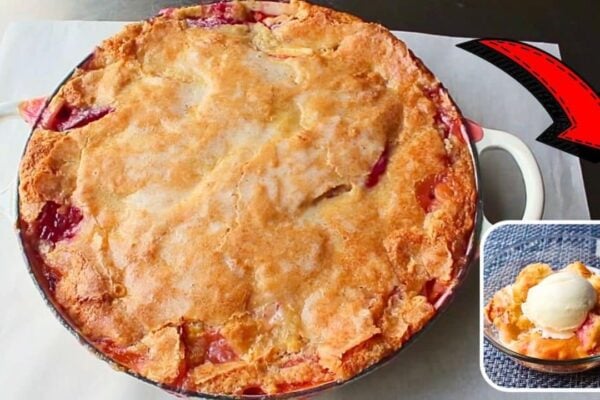 Super Easy & Crispy Peach Cobbler, homemade and freshly served