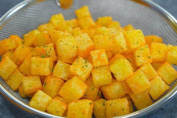 Easy Crispy Potato Cubes, homemade and freshly served