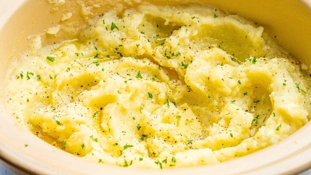 Easy Crockpot Garlic Mashed Potatoes, homemade and freshly served
