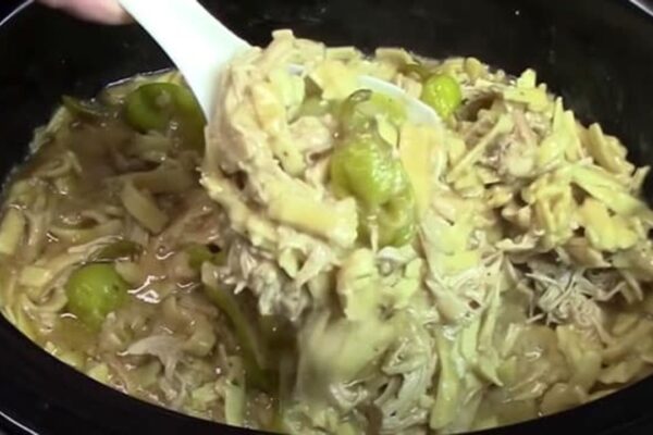 Easy Crockpot Mississippi Chicken, homemade and freshly served