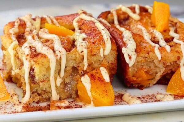 Easy & Fluffy Peach Cobbler Cinnamon Rolls, homemade and freshly served