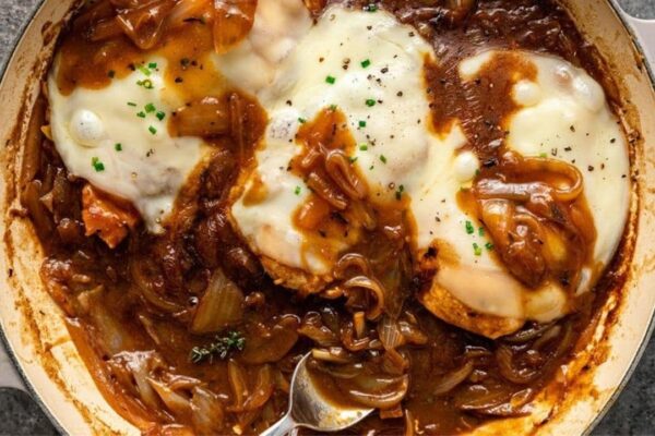 Easy 30-Minute French Onion Chicken, homemade and freshly served