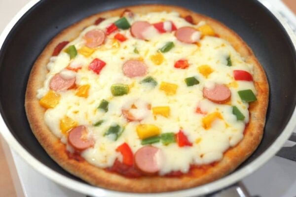 No-Bake 15-Minute Frying Pan Pizza, homemade and freshly served
