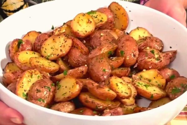 Easy 5-Star Garlic Roasted Potatoes, homemade and freshly served