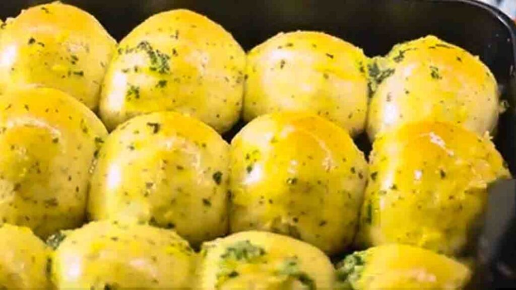 Easy Garlic Herb Dinner Rolls, homemade and freshly served