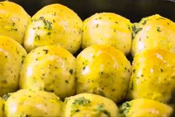Easy Garlic Herb Dinner Rolls, homemade and freshly served