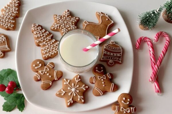 Easy Gingerbread Cookies for Christmas, homemade and freshly served
