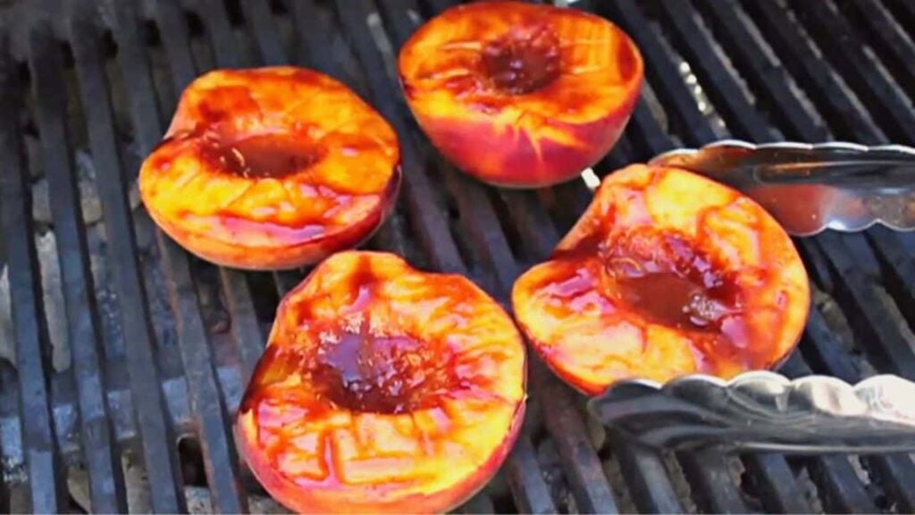 Easy Grilled Barbecue Peaches, homemade and freshly served
