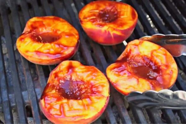 Easy Grilled Barbecue Peaches, homemade and freshly served