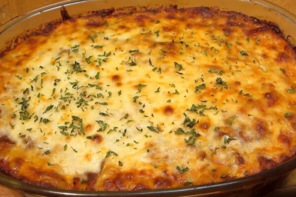 Easy Ground Beef And Noodle Casserole, homemade and freshly served