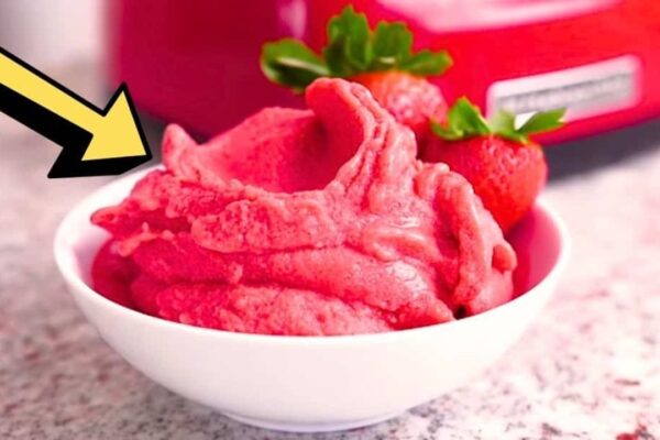 5-Minute 4-Ingredient Healthy Strawberry Frozen Yogurt, homemade and freshly served