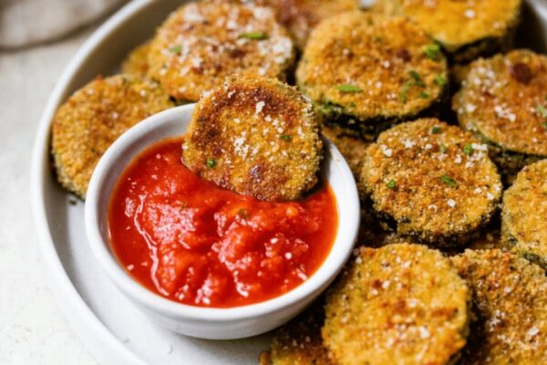 Easy & Healthy Zucchini Chips, homemade and freshly served