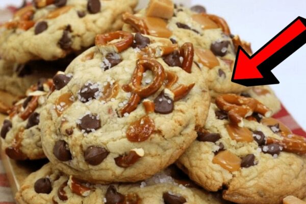 Easy Kitchen Sink Cookies, homemade and freshly served