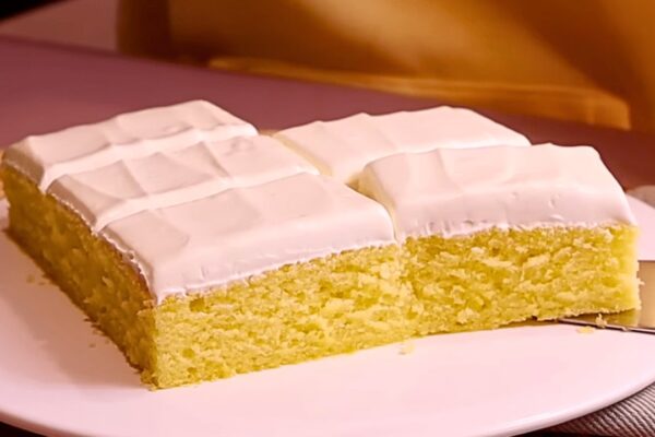 Easy Melt-in-Your-Mouth Lemon Cake, homemade and freshly served