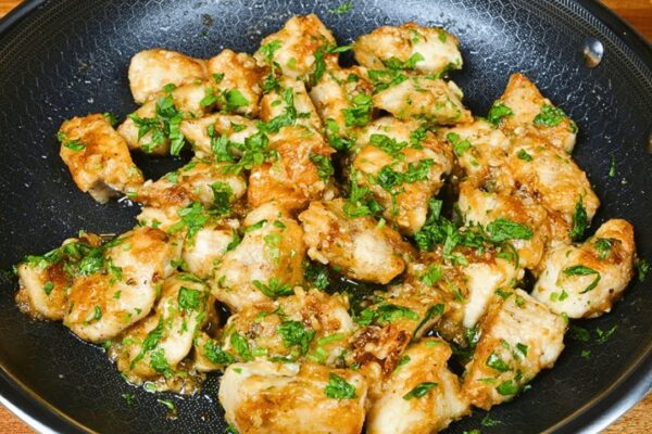 Easy Lemon Garlic Chicken, homemade and freshly served