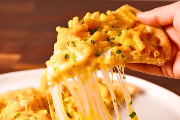 Easy Mac and Cheese Pizza, homemade and freshly served
